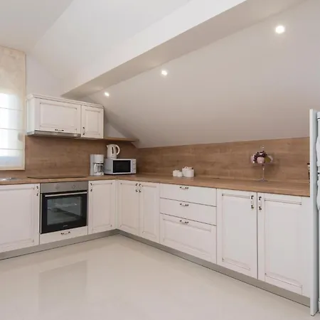 Apartman Nice In With Kitchen Orebić